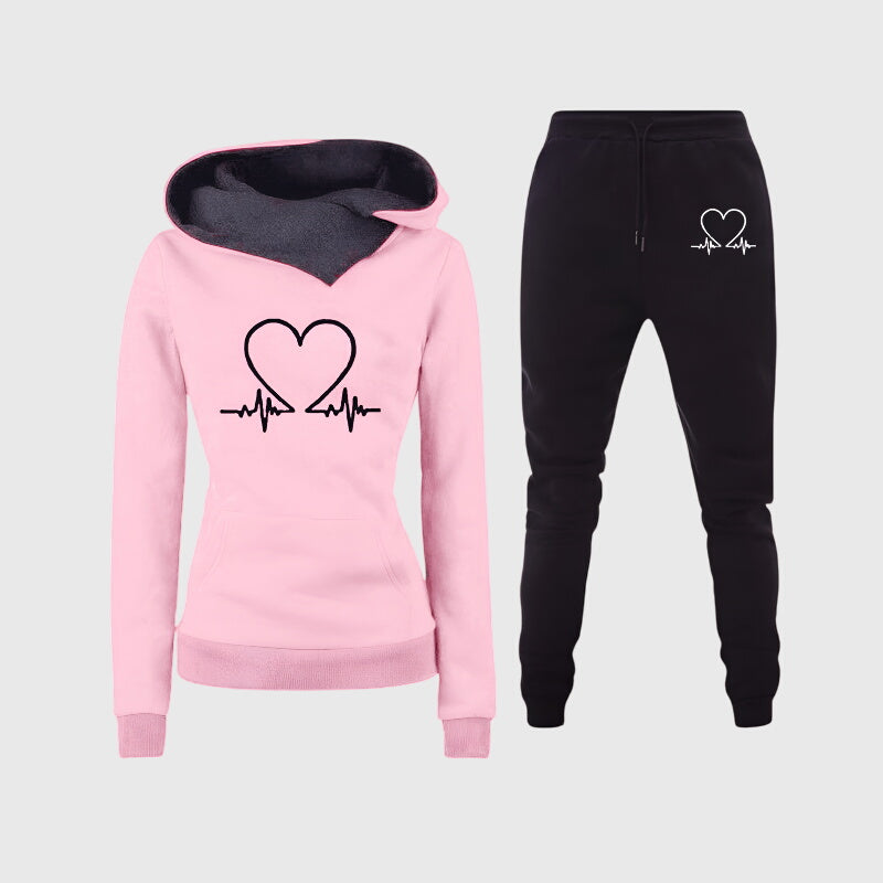 Veyra Boutique | Amara™ – Sportdräkt med hjärtmotiv