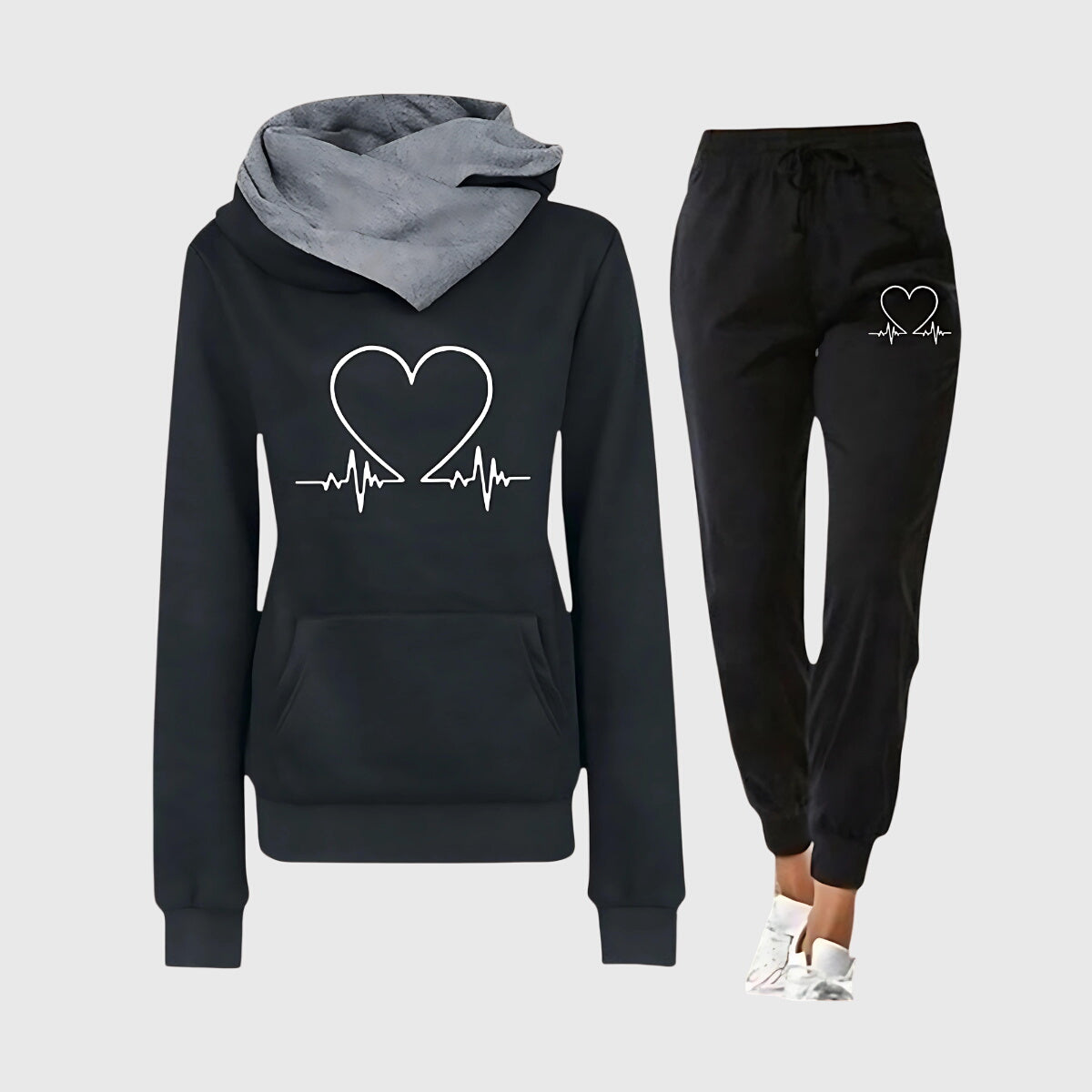 Veyra Boutique | Amara™ – Sportdräkt med hjärtmotiv